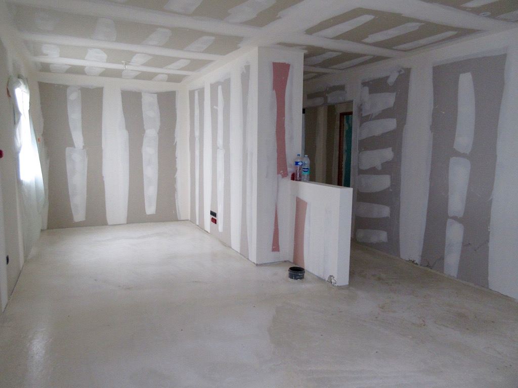 Build week 49: Smooth concrete covers the underfloor heating